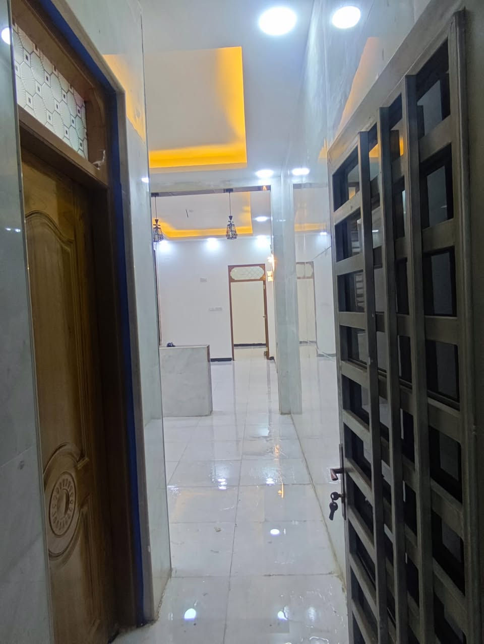 السلام عليكم ، دار ١٠٠ متر طابقين للبيع بناء حديث كونكريت مسلح درجة أولى سنة ٢٠٢٦ يحتوي على غرف نوم عدد ٣ وصالة عدد ٢ وصحيات عدد ٣ ومطبخ وأستقبال خدمات كاملة ماء وكهرباء ومجاري العنوان النجف الأشرف حي ميسان قطاع ٢٢ قريب جداً على شارع الكيات الرئيسي السعر ١٥٥ مليون قابل للتفاوض للأستفسار أكثر الأتصال على الأرقام التالية *********** أو*********** حمزة الجبوري للعقار والمقاولات العامة
