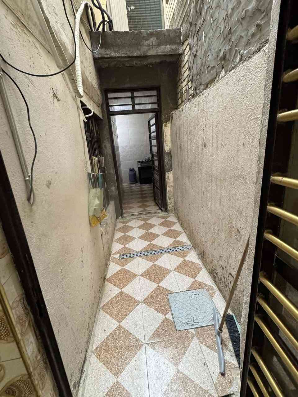 سلام عليكم دار للبيع مكان بغداد حي العامل قرب فلكه حياوي خلف فلافل الرياضي.  المساحه 140متر الطابق الاول عكاده والثاني مسلح يحتوي على كراج خارجي ويحتوي على غرفتين جوه + مطبخ حار وبارد +حمامين جوه. والطابق الثاني يحتوي على غرف عدد 2 + حمام + ممر   السعر الاتصال على الرقم ***********
