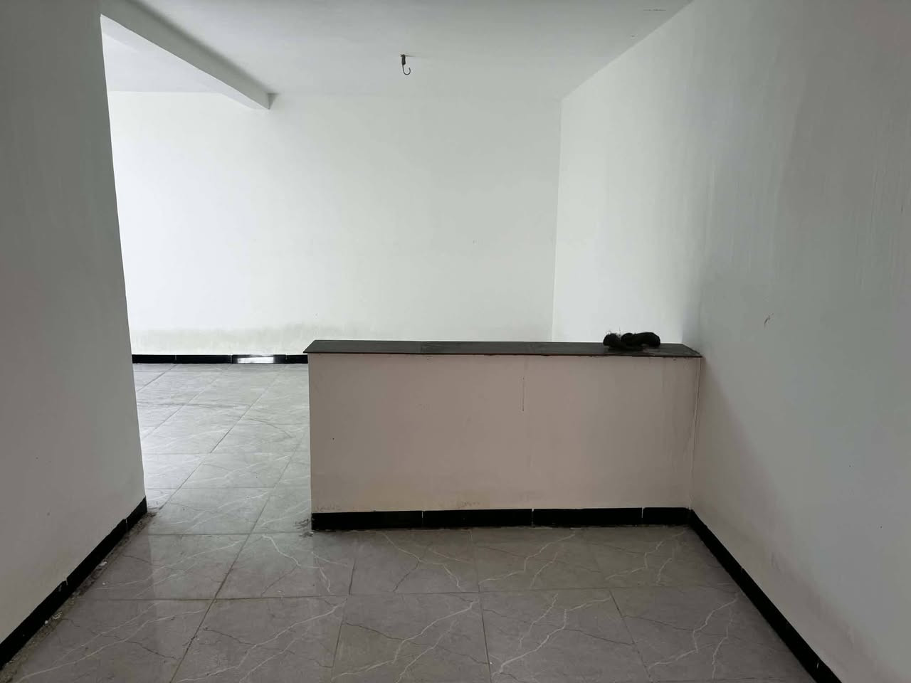 بيت للبيع  طابو صرف مساحته
140متر   مكانه خلف المستوصف الصحي  طابو صرف 
بناء طابوق 
طبق الجوه
صاله واستقبال داخلي وغرفه ومطبخ 
حمامات خارجيه
الطابق الثاني
صاله جبيره ومطبخ وغرفه وحمامات ***********
