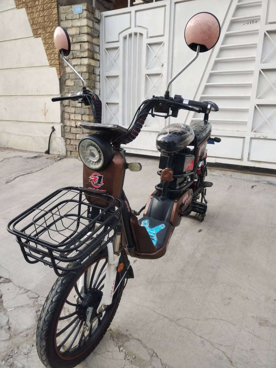 السلام عليكم دراجه شحن حجم 20 دراجه نضيفه وكامله اربع بطاريات سرعته 50 km حقيقي وياه
 شاحنه وبصمه وسويج السعر 250 وبيه مجال 
العنوان بغداد الامين الثانيه 
رقم ***********

