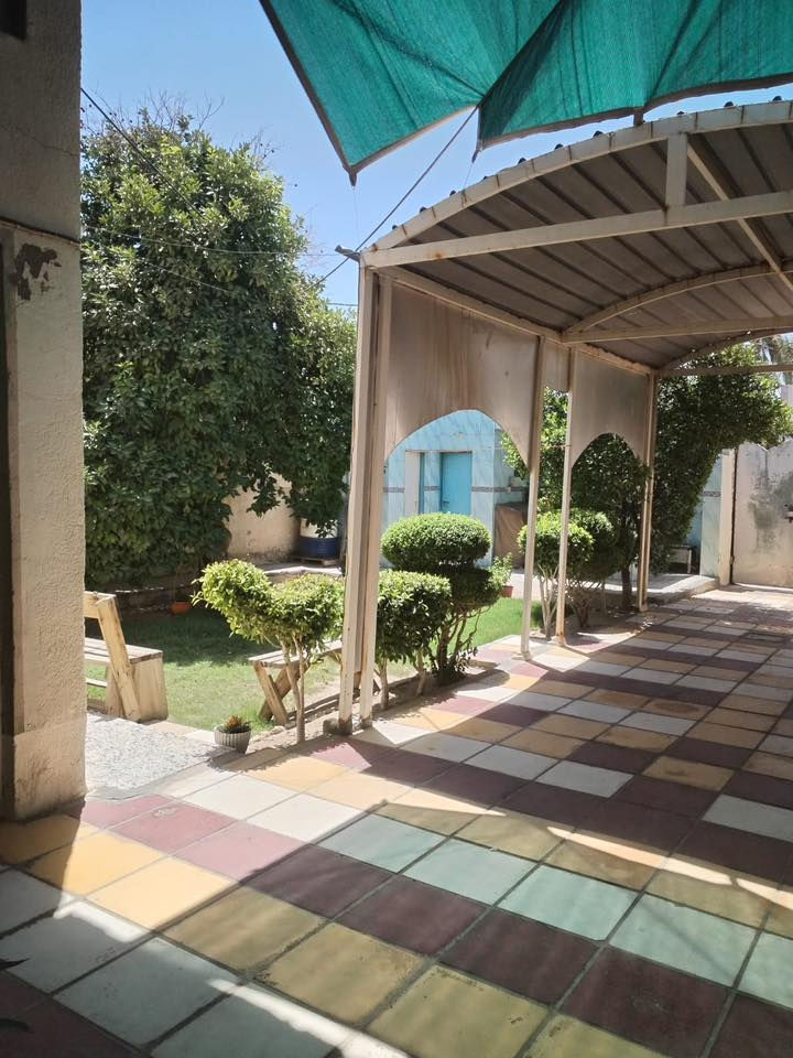 السلام عليكم 
بيت للبيع
مساحه 200م
البيت مكون من طابقين 
الطابق الاول :
كراج 
صحيات خارجيه 
استقبال 
هول
صاله
غرفه
مطبخ حار بارد 
الطابق الثاني:
صاله +غرفه
عنوان البيت:
حي الحسين شارع سيد طالب في نهايته
السعر خاص 
الرقم:***********
يوجد واتساب
