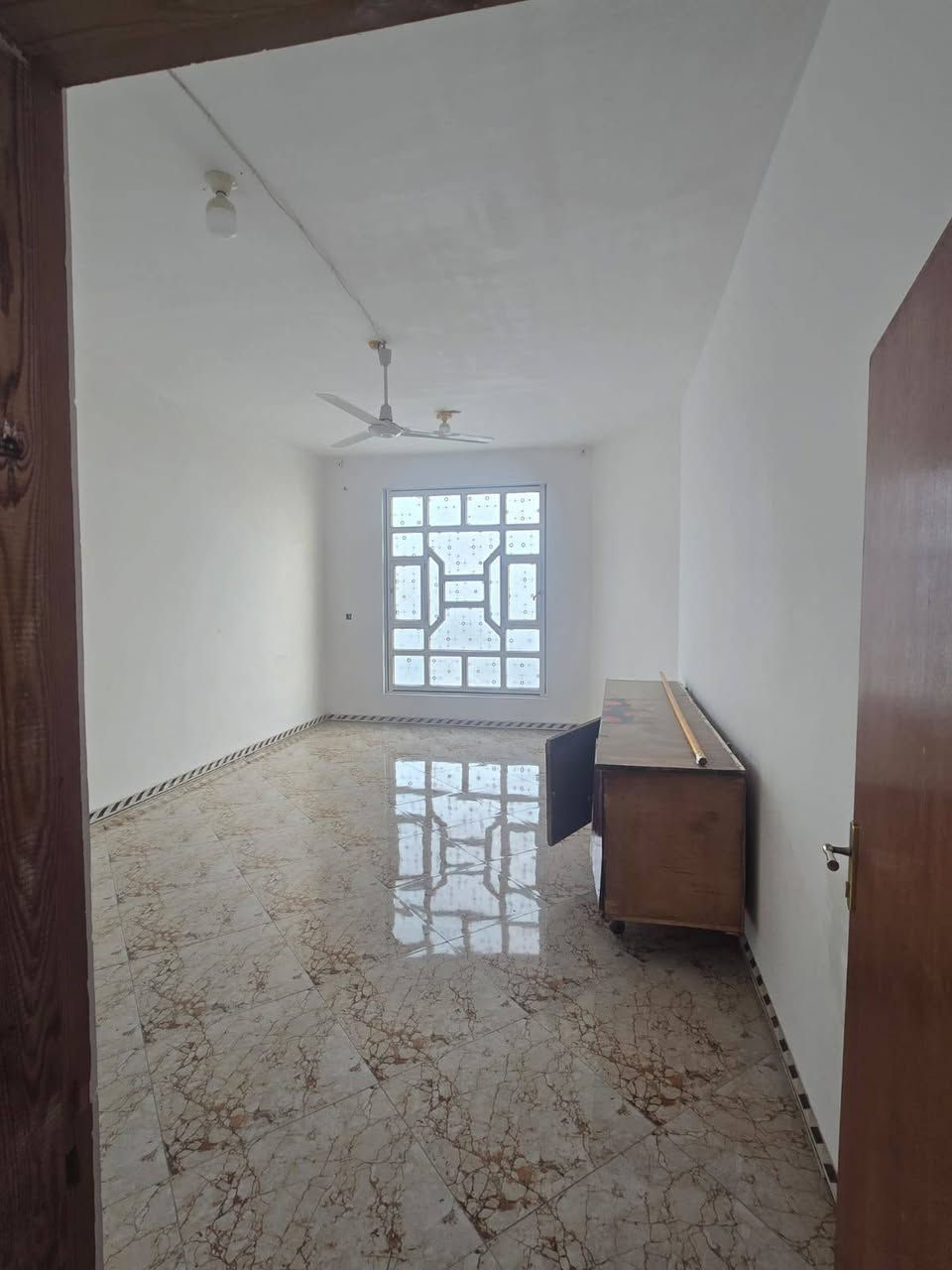 السلام عليكم 

دار للبيع 
حي الزهور
قاطين
المساحه 105 م 
تفاصيل المشتمل 
الارضي يحتوي ع 
صاله +استقبال + مطبخ 
القاط الاول يحتوي ع غرفتين نوم+وترك 

للاستفسار الاتصال ع الرقم 
  ***********
