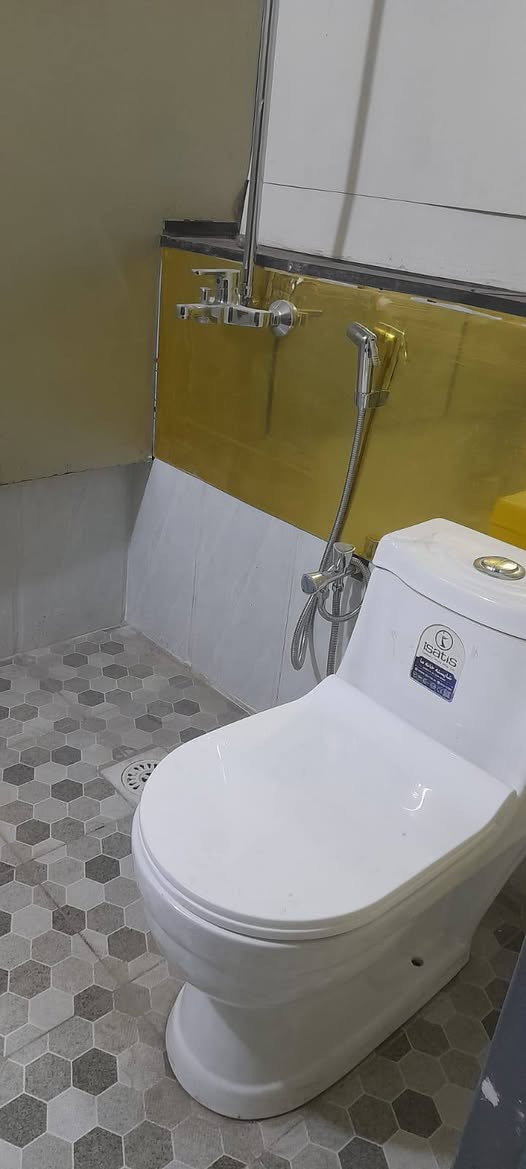 السلام عليكم ..شكرا لأدارة الكروب ..للأيجار شقة مؤثثة ط ١ للطالبات او عائلة صغيرة ..العنوان الدورة شارع ٦٠ متكونة من غرفة نوم واحدة  ...للعلم الايجار شامل النت والسحب والكهرباء الوطني والماء  ...بدون دلالية .  للمعلومات الاستفسار  *********** ..واتس اب او مازنجر  ...الصور مرفقة واعتذر ما اجاوب ع التعليقات مع جل الاحترام  .
