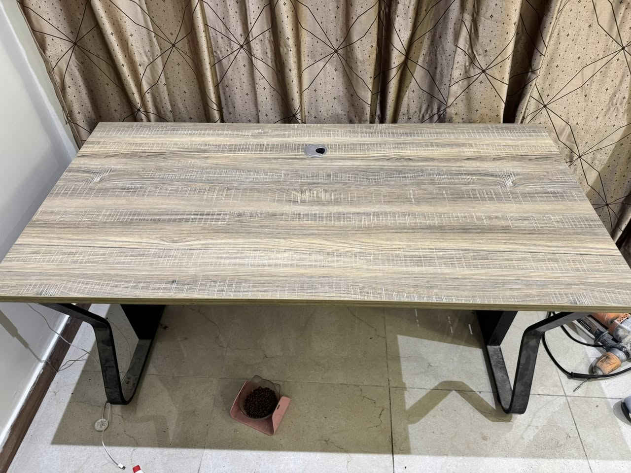 ميز مكتبي نظيف جداً بدون ضرر
قياس 140x60

ارتفاع 75

مع المجرات 

مكاني بغداد/ الدورة

السعر ١٢٥ الف

***********
