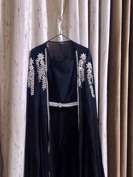 فستان مناسبات جديد ملبوس مرة وحدة سعره ٤٥ وبي مجال
رقم الموبايل ***********
