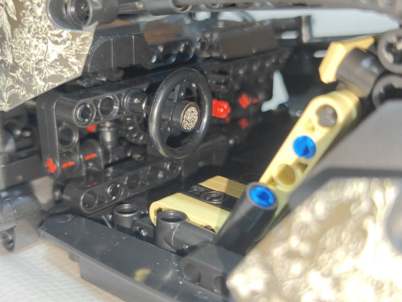 السلام عليكم التحفة النادرة ليكو نسخة cyberpunk Lamborghini حجم كبير بهذا الشكل 1300 قطعة 8 ايام تجميع طول 35 سم بس اكو قطعه بيها مفقودة الانبوب الطويل الي عاليمين اول مجبتها تباع مزاد اعلى سعر اخوان 
***********
