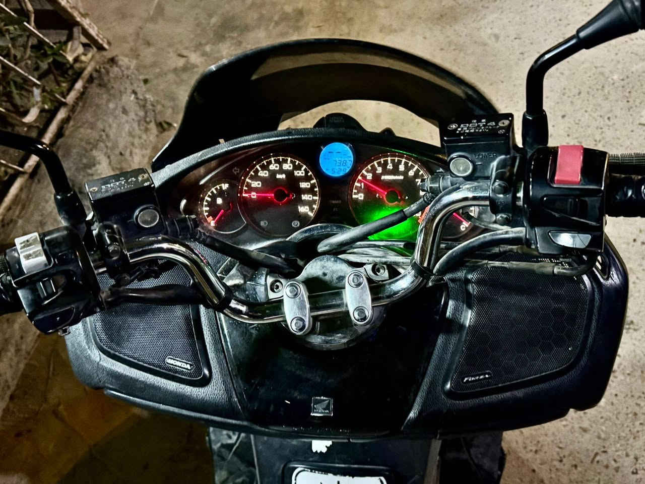 سلام عليكم ورحمة الله من رخصت الادمن للبيع دراجه فورزه صفر9 اربع تحويلات كير سبع نمر حساس ستان بصمه قفل ستيرن قغل جنطه كهربهاا كلها شغاله اي نقص ماكو شلعه ومعدل فول مكفواله بس البجم تفلش عندي اريد ابيع مستعجل مكاني بغداد قريب عله شعب السعر خاص


**إذا كنت صاحب هذا الإعلان وتريد حذفه لأي سبب، رجاءا أرسل رسالة إلى الدعم الفني**