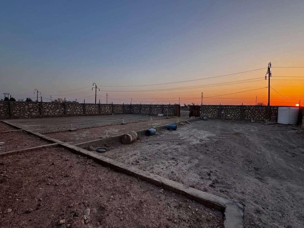 #دار_للبيع 🔺العنوان:-الديوانية طريق الدغاره مباشر ع الشارع العام قبل جامع زبيد مساحه نص دونم 1250متر
🔺نوع العقار زراعي سند 25 مداور مباشر 
🔺البناء 180متر الباقي مساحه حديقه 
🔺يحتوي ع غرفتين وصاله كبيره ومطبخ وصحيات 
🔺البناء درجه اولى 
🔺كاع حلوه ومكان ع شارع عام يصلح سكن 
—————————
▪️ #نستقبل_جميع_عروضكم
———————————————————
🔺#للاستفسار الاتصال ع الأرقام التالية 
 ***********📲 
http://wa.me/+964*********** 📲  
—————————————————————
او زيارة مكتبنا
🔺مكتب دره المشرق للاستثمار والتطوير العقاري 
🔺العنوان:-حي الجزائر الشارع العام مقابيل مطعم باسم ابو المحشي
