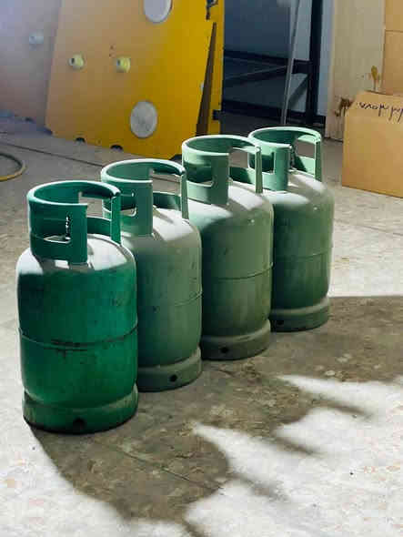 السلام عليكم ورحمه الله قناني عراقيات جدد فارغات سعر الوحده 65الف النجف الاشرف الحولي شارع 30الاول وسط السوق *********** النجف
