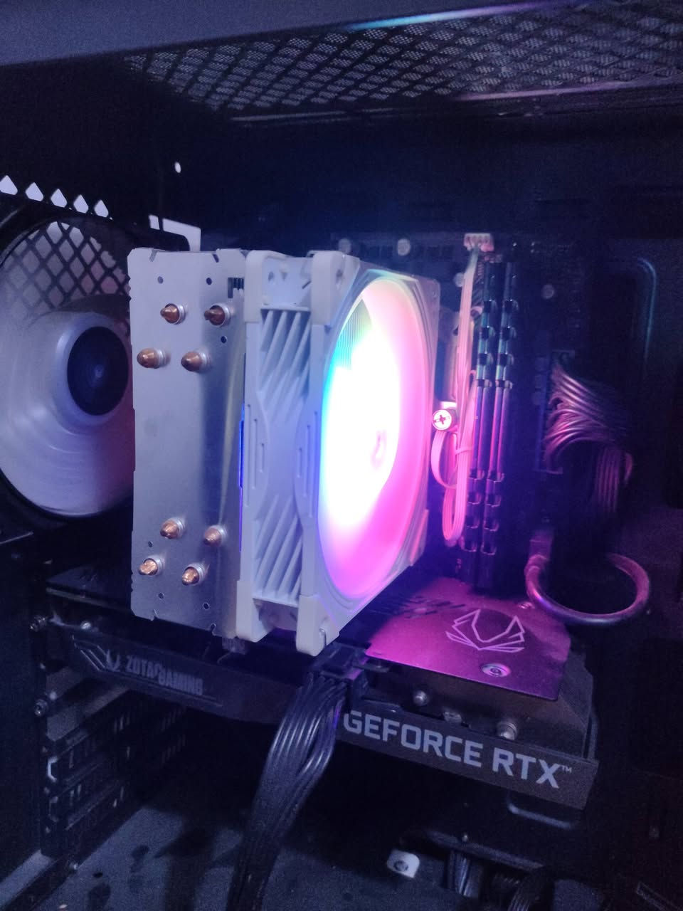 🔥 للبيع PC Gaming جاهز للألعاب والشغل 🔥

📌 المواصفات:

🖥️ Ryzen 5 5600X
🎮 RTX 3060 ZOTAC 12GB
💾 WD M.2 NVMe 512GB
🔧 ASRock B550
⚡ RAM 16GB DDR4 3200MHz

🎁 الملحقات:
🖥️ شاشة Raptor 24" 180Hz
⌨️ كيبورد Redragon
🖱️ ماوس RAZER
❄️ تبريد غازي 4 أنابيب

✅ الجهاز نظيف وجاهز للاستخدام.
✅ كراتين أغلب القطع موجودة.
✅ يشغل أحدث الألعاب بأداء ممتاز.

📩 للاستفسار أو معرفة السعر راسلني واتساب ***********
