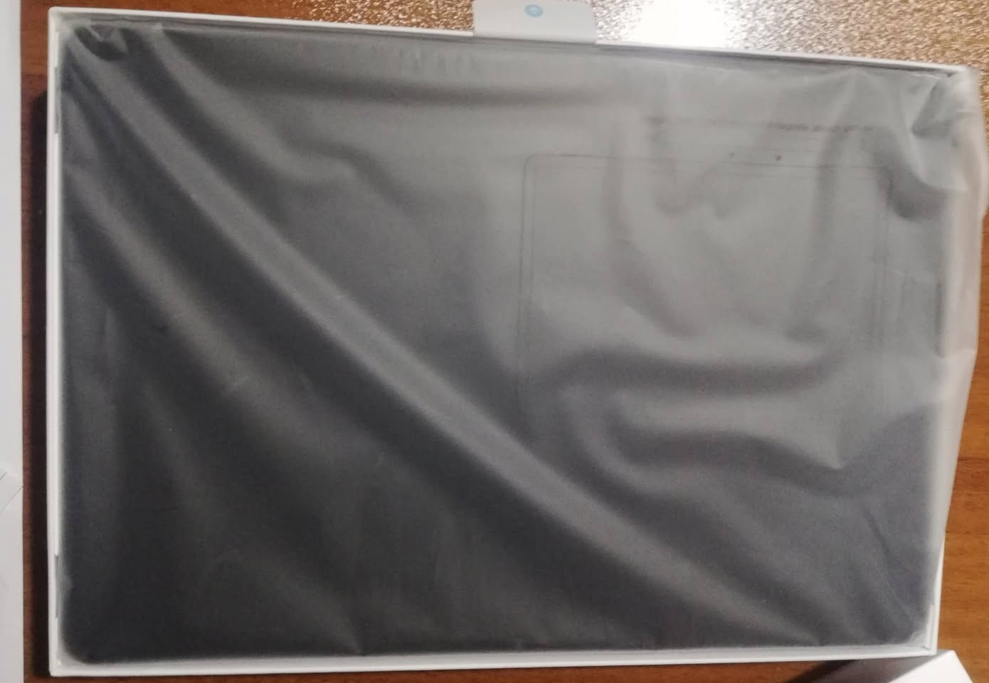 آيباد Honor Pad 9v
جديد وغير مفتوح ابدا للبيع 

-الذاكرة الرئيسية 256 جيجابايت 

- الذاكرة العشوائية 12 جيجابايت.

- شاشة نوع IPS LCD، تدعم مليار لون، معدل تحديث 144 هرتز، تدعم HDR، سطوع نموذجي 500 شمعة

- الحجم: 11.5 إنج

- الدقة: 2800 × 1840 بكسل

- نظام التشغيل: أندرويد 15، بواجهة MagicOS 9

- المعالج (الشرائح):

- النوع: MediaTek Dimensity 8350 (تقنية تصنيع 4 نانومتر)

- وحدة المعالجة المركزية: ثماني النواة

- 1 نواة Cortex-A715 بسرعة 3.35 جيجاهرتز

- 3 أنوية Cortex-A715 بسرعة 3.20 جيجاهرتز

- 4 أنوية Cortex-A510 بسرعة 2.20 جيجاهرتز

- معالج الرسوميات: Mali-G615 MC6

- الكاميرا الخلفية: عدسة واحدة بدقة 13 ميجابكسل، بفتحة عدسة f/2.0 (زاوية عريضة)، تركيز تلقائي

- الفلاش: فلاش LED

- الفيديو:

- 4K بمعدل 30 إطار/ثانية

- 1080p بمعدل 30 إطار/ثانية

- الكاميرا الأمامية: عدسة واحدة بدقة 8 ميجابكسل، f/2.0 (زاوية عريضة)

- الفيديو: 1080p بمعدل 30 إطار/ثانية

- السماعات: مزودة بـ 8 سماعات ستيريو

- صوت عالي الدقة Hi-Res 24-بت / 192 كيلوهرتز

- دعم IMAX Enhanced

- Wi-Fi: Wi-Fi 802.11 a/b/g/n/ac/6، مزدوج النطاق، يدعم Wi-Fi Direct

- البلوتوث: إصدار 5.2، يدعم A2DP، LE، aptX HD

- بطارية من نوع ليثيوم أيون (Li-Ion) + سيليكون (Si/C) بسعة 10100 مللي أمبير

- الشحن السلكي: 35 واط

- الأبعاد: 259.1 × 176.1 × 6.1 ملم

- الوزن: 475 غرام

السعر :600 الف
المكان :النجف الاشرف


**إذا كنت صاحب هذا الإعلان وتريد حذفه لأي سبب، رجاءا أرسل رسالة إلى الدعم الفني**