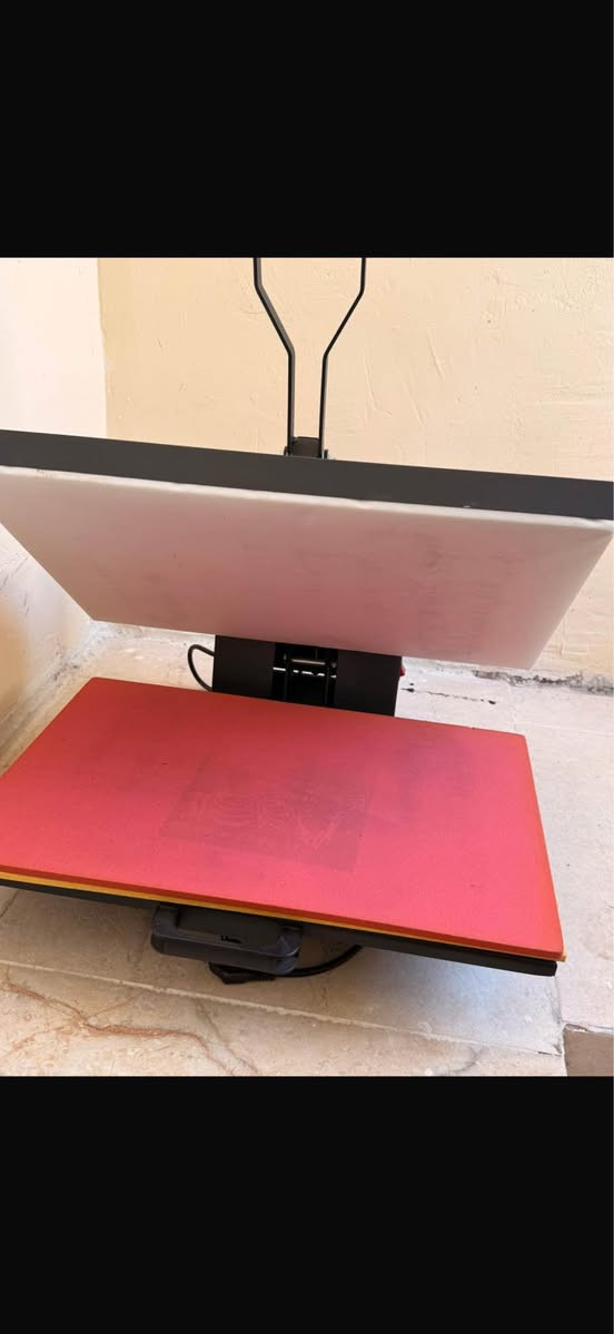 ⸻

🔹 كابسة حرارية للطباعة على الملابس

للبيع كابسة حرارية احترافية بحالة جيدة جداً، مناسبة لمشاريع الطباعة على التيشيرتات والأقمشة.

المواصفات:
 • نوع الجهاز: كابسة حرارية مسطحة
 • المقاس: تقريباً 40 × 60 سم
 • شاشة تحكم رقمية لضبط الحرارة والوقت
 • توزيع حرارة متساوي لضمان طباعة واضحة
 • ضغط يدوي قوي وثابت
 • مناسبة لطباعة:
 • التيشيرتات
 • الأقمشة
 • الشنط القماش
 • الطباعة الحرارية (سبلميشن – فينيل – ترانسفر)

الحالة: نظيفة جديده وتعمل بشكل ممتاز.
سبب البيع: عدم الاستخدام النجف, العراق


**إذا كنت صاحب هذا الإعلان وتريد حذفه لأي سبب، رجاءا أرسل رسالة إلى الدعم الفني**