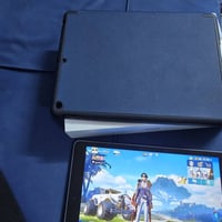 ايباد ٩ • بطارية ٩٩ • ملحقات كاملة