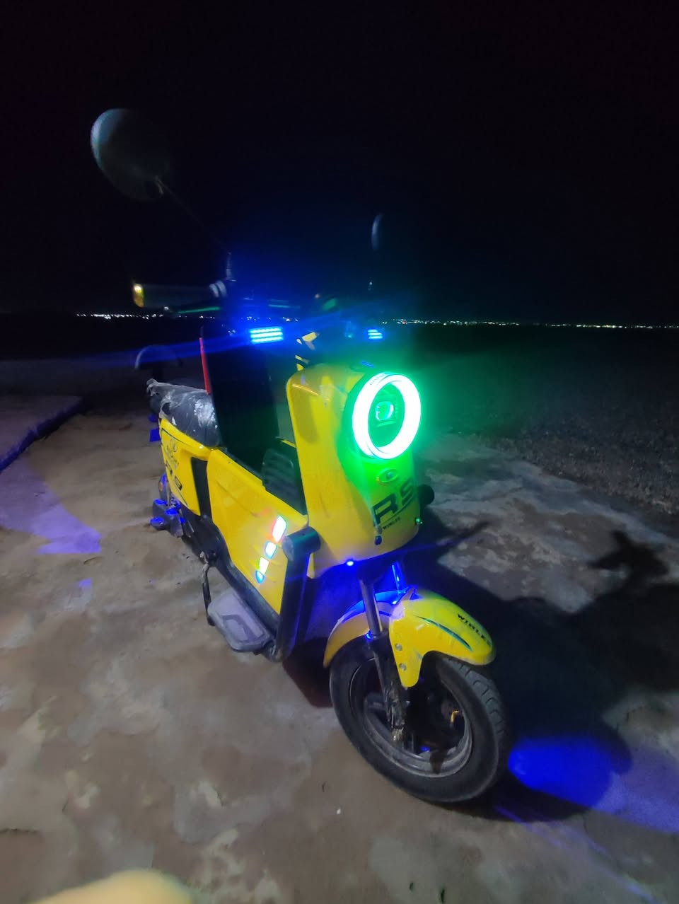 السلام عليكم...
دراجه شحن ( R9 .ابو الجنطة.2026) للبيع...
المكان  ( الشرقاط الساحل السير الطالعة)...
المواصفات + التفاصيل...
1- دراجه شحن ( R9 )...
2 - الفئه ( WINIEE )ونلي...
3 - عدد البطاريات (5 .32انبير الوحده )...
4 - تمشي الشحنه الوحده ( 85 ) كيلو...
5 - السرعه القصوى ( 109)  
9 - السرعه الحقيقيه ( 70)...
10 - قوه الملف( 2000 ) حقيقي... نحاس...
11 - شاشه تحدد ( العطلات )... 
13 - دبل ( اشاره )...
14 - نظام البك ( R ) الرجوع للخلف...
15 - نظام ال ( P ) للوقوف...
16 - دبلات اماميه ( 2 ) هيدروليك دهن...
17 - دبلات خلفيه ( 2 ) غاز...
18 - بريكات امامي و خلفي ( دسك )
19 - ستاند وسطي...
20 - ستناند جانبي...
21 - ستاند ( موبايل )...
23 - مدخل USB... شاحن موبايل
24 - لد امامي ( زنون ) عالي و ناصي...
25- مضاده للمي....
------------------------------- 
الدراجه سريعه و شلعته ( قويه ) 
السعر 600وبي مجال 
للستفسار..***********
