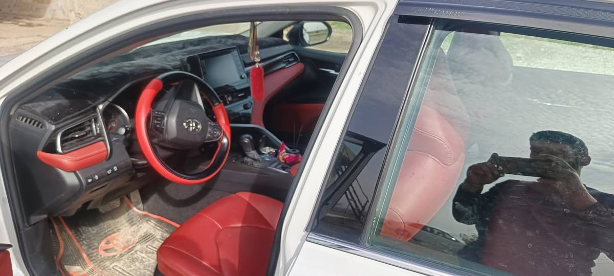 السلام عليكم ورحمه الله وبركاته
كامري موديل 2023 
مواصفات xse
كشنات جلد مع تدفئة بالكشانة 
داخل احمر 
بدون بانوراما 
ويل 19
رقم الشاصي مرفق بالمنشور مع صور الضرر
السيارة بدون تبديل او صبغ اي قطعة ضررها كلش بسيط 
تعديل بارد بخشم الجاملق الايمن وخشم البونيد فقط بارد 
السعر 245 وبيها مجال 
للاستفسار ***********
***********
