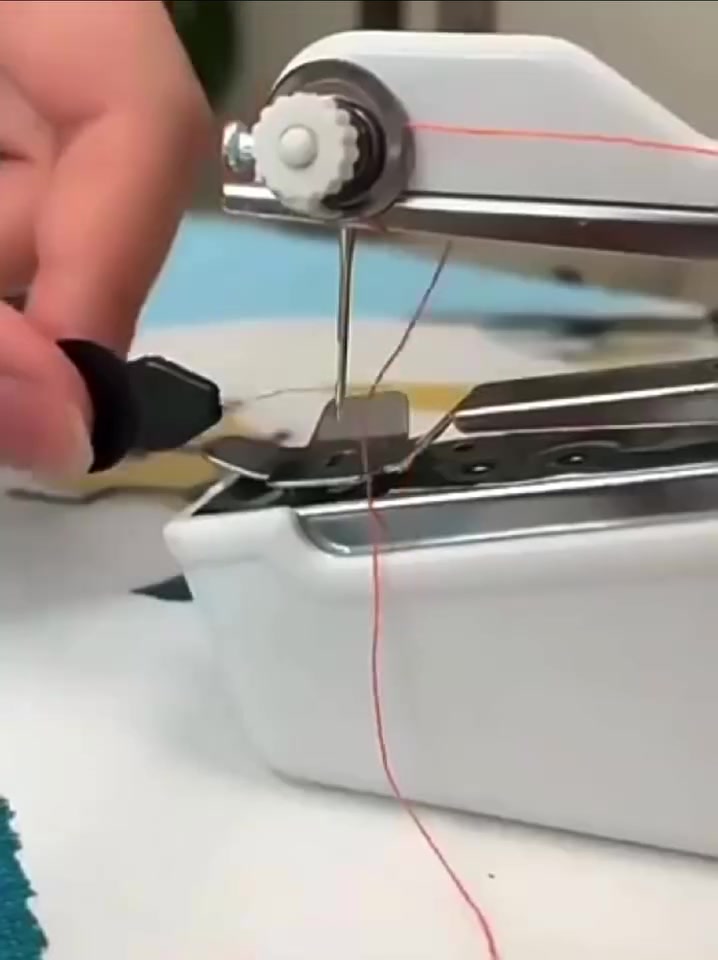🧵✨ خياطتك بجيبك.. سريعة وسهلة!
ماكينة CS-101B المحمولة، تصلح ملابسك بالبيت أو بالسفر بضغطة زر 💨
لاسلكية، خفيفة، وتخيط كل شي من الحرير للجينز بكل قوة 👖👗
تجي مع كامل ملحقاتها عشان تنقذك في أي وقت وبدون تعقيد 🛠️
خليكِ دايماً كشخة وجاهزة لكل الظروف! 💪
ماكينة خياطة يدوية محمولة ولاسلكية CS-101B

• ماكينة خياطة يدوية محمولة مصممة للإصلاحات السريعة والاستخدام اليومي بسهولة.

• تعمل بدون أسلاك، مما يجعلها مناسبة للاستخدام في أي مكان.

• قادرة على الخياطة عبر أقمشة متعددة مثل الجينز والحرير.

• مثالية للإصلاحات السريعة والخياطة البسيطة في المنزل أو أثناء التنقل.

• تصميم صغير وخفيف مع تحكم سهل بزر التشغيل وعجلة الدوران.

• تغذية تلقائية للخيط مع إمكانية التحكم بالاتجاه أثناء الخياطة.

• النوع: ماكينة خياطة يدوية محمولة
• الموديل: CS-101B
• التشغيل: بطاريات 4 × AA (غير مرفقة)
• الاستخدام: خياطة وإصلاح الأقمشة (مثل الجينز، الحرير، الستائر، الأعمال اليدوية)
• نظام التشغيل: زر تشغيل + عجلة تدوير
• وضع القفل/الفتح: متوفر
• مصدر طاقة إضافي: مدخل Adapter

محتويات العلبة:
• ماكينة الخياطة اليدوية
• بكرة خيط مع إبرة
• 2 إبر
• 3 بكرات خيط
• أداة تمرير الخيط (Needle Threader)
• Spindle (قاعدة للبكرة)
لطلب المنتج يرجى مراسلة الصفحة 
#العراق
#اكسبلور
#foryou
#فيديو


**إذا كنت صاحب هذا الإعلان وتريد حذفه لأي سبب، رجاءا أرسل رسالة إلى الدعم الفني**