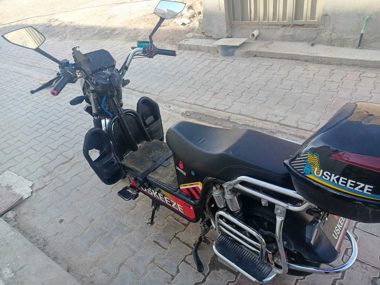 موطور شحن بعده جديد فقط يحتاجله تاير خلفي اخذته من الجمعيه وبطارياته كلهن جدد سعره ٥٠٠وبي مجال بسيط. 
***********
