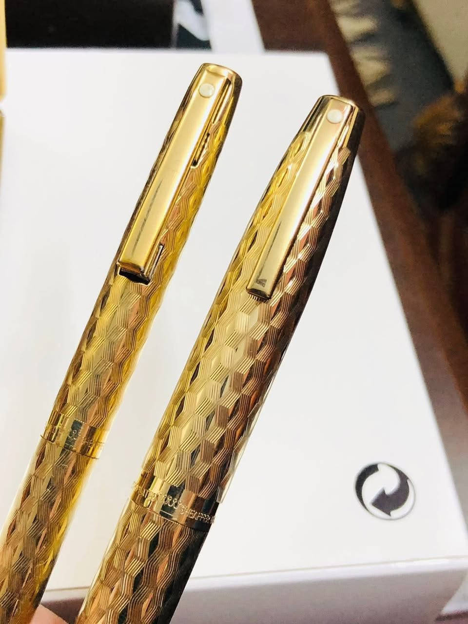 سيت أقلام شيفر ( Sheaffer) إمبريال  
أمريكي اصلي انتاج السبعينات  
ريشة ذهب خالص عيار ١٤ 
نقشه مميزة  مع تغليف الذهب  
حبر - جاف - الحجم M 
لوك غير مستعمل 
مع العلبه الأصلية والكتلوك   
للاتصال ***********
