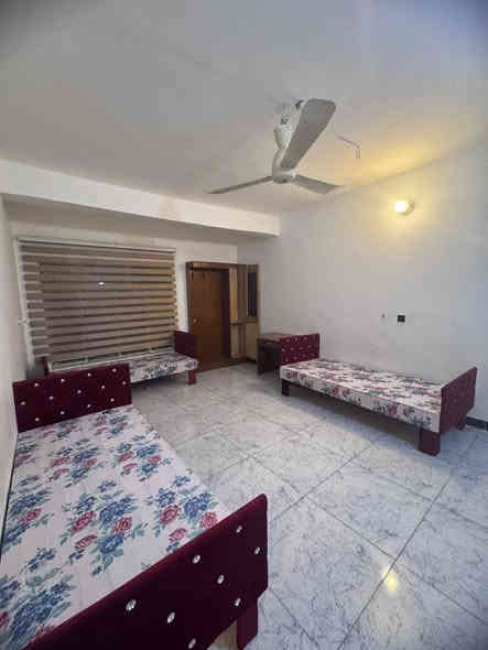 #دار_للبيـــــــــــــــــــع فارغ #استلام مباشر
فــــي حي #الامير موقع مميز  قرب مصرف الدم 

_______________________
المساحــــــة// 327  متر #ملك_صرف
واجهة/11م 
________________________
      🏠[ تفــاصيـل الــــدار  ]🏠

#الطابــــــــــق_الأرضـــــــــــــي🔹🧱

غرفة نوم وصاله وكليدور ومطبخ ومجمع صحيات وكراج وحديقه

#الطابـــــــــق_الثانــــــــــــــــي🔹🧱

غرفتين نوم وكليدور ومجمع صحيات

_______________________
من يرغب عرض عقاره فـــي صفحتنا يرجى الاتصال بنا 

***********    __*********** 

  #عـلي_قاضـي_جّـبران 
________________
