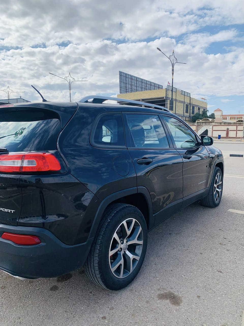 السلام عليكم 
جيب بزون للبيع موديل ٢٠١٦ 
وارد امريكي حادث جاملغ وبنيد 
رقم بغداد انگليزي مشروع وطني سنويه ٢٩  
سته سلندر السيارة جديده 
تشغيل عن بعد تحكم ستيرن شاشه كاميرا سايد بريك بصمه لايت عالي ناصي زنون مكينه وكير وحداديه وتخم تاير جديد 
مكانها ميسان ( *********** )
