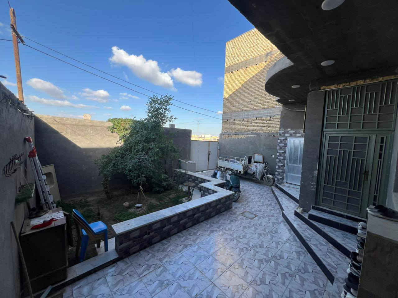 الدار للبيع
• مساحة الدار 200متر مربع  بناء جديد طابقين .
• يتكــــــــــ البيت من ـــــــــــــــــون.
• استقبال وصالة وغرفتان نوم ومطبخ وصحيات للداخل واخرى خارجية للضيوف.
• الطابق الاعلى غرفتان نوم وصاله وصحيات 
• البناء حديث طابوق وكونكريت .
• منطقة جديدة حيث يقع البيت على ساحة وشارع عرضه 15متر
•مع العلم البيت مطلوب اسكان45 مليون يحول الاسكان للمشتري 
• العنوان / ناصرية شارع سديناوية الكناهره
للاستفسار الاتصال ***********
