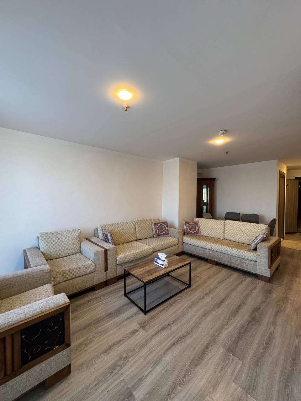 🏙️ شقة مفروشة 1+2 للإيجار – الطابق 22 – Life Tower
📏 المساحة: 173 م²

مرافق وخدمات المبنى:
 • كافيه للاسترخاء
 • نادي رياضي مجهز
 • موقف سيارات خاص
 • منطقة ألعاب للأطفال
 • مسبح
 • كهرباء ٢٤/٧
 • حراسة وخدمات ٢٤/٧
 • صيدلية قريبة
 • سوبرماركت
 • مطاعم متنوعة

💰 الإيجار الشهري:650 دولار أمريكي
📅 الشقة متاحة للسكن فوراً

📞 للتواصل وحجز موعد للمعاينة:
0750 614 0505
