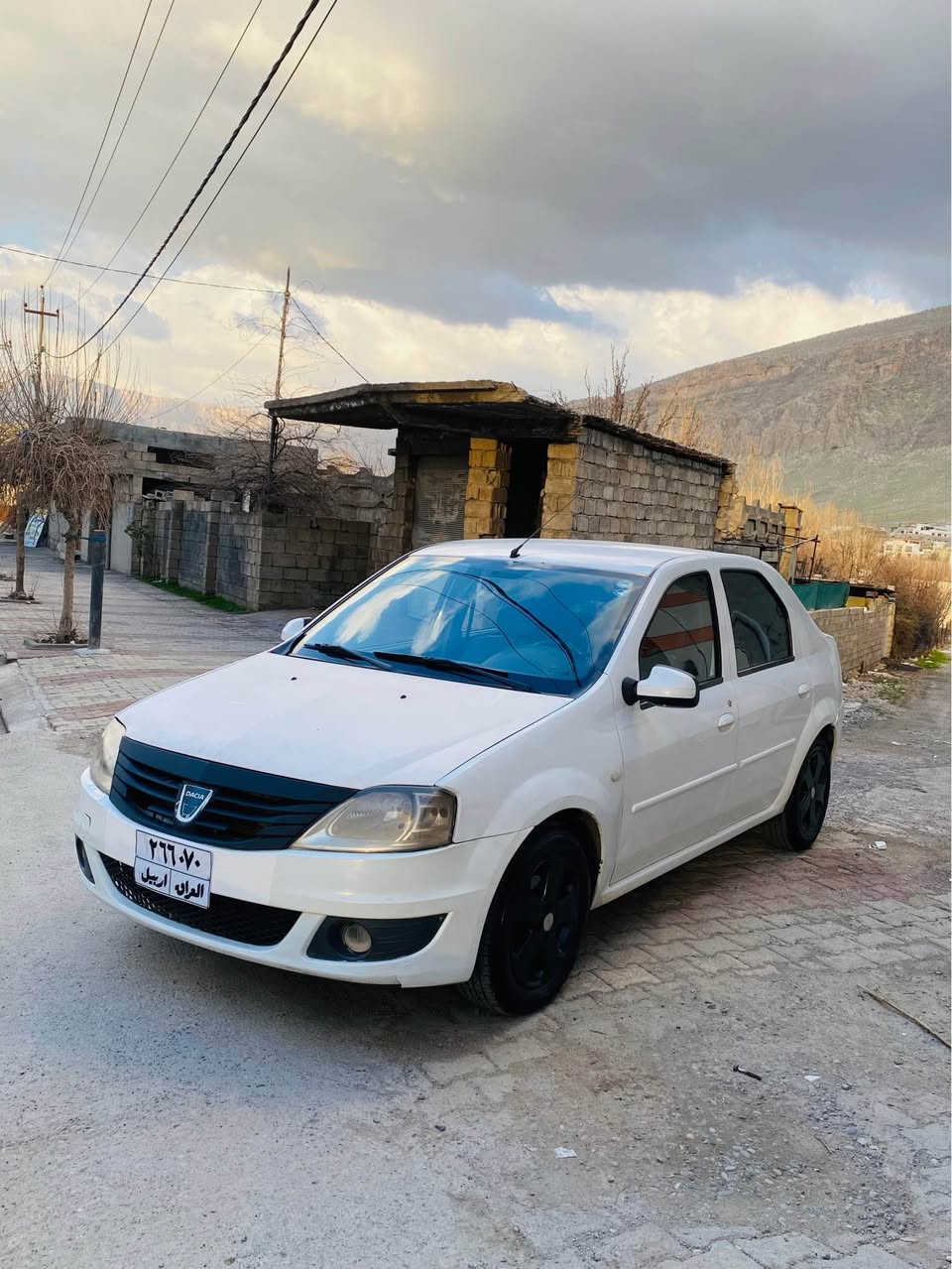 رینۆ داسیا ٢٠١٢
گێرومەكینەو كارەبایاتی بەشەرتە
٤تای لۆك سەیارە دیناری مەسرەفی نیە
هەمو جیانی بەشەرتە
نقوستانی نیە لەسەر بیلادیە
سەیارە بەس ئەوەلایتیبەشەرتە بەناو شەریكەیە
سحر٣٢ مجال
*********** واتساپ أربيل, العراق

