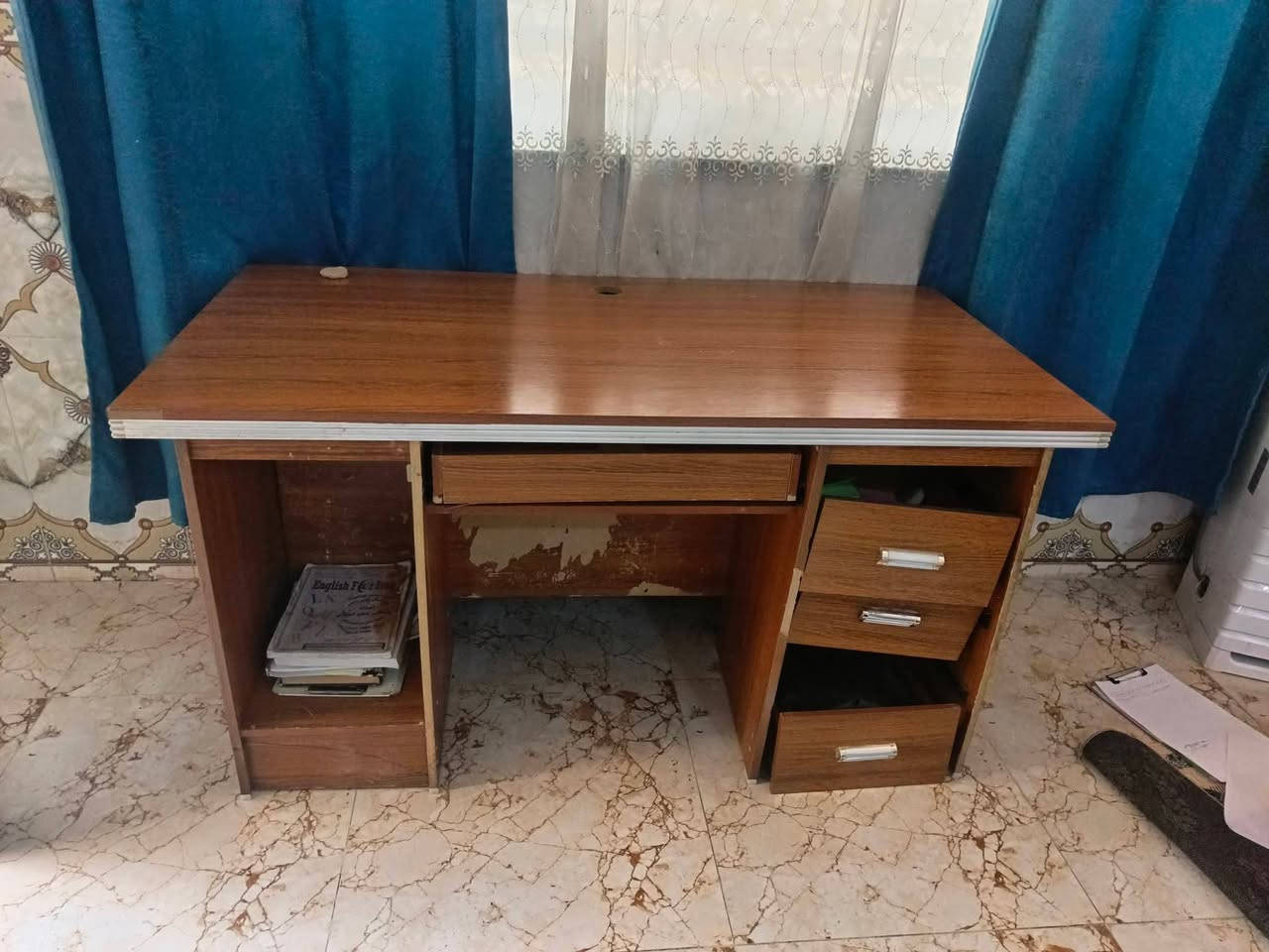 ميز للبيع 
للتواصل واتساب ***********
