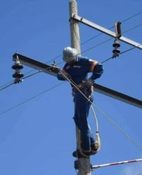 #الـسلام عليكم نصب وتسليك كافة شبكة_الكهرباء .💡.قلع الاعمده القديمـة.....