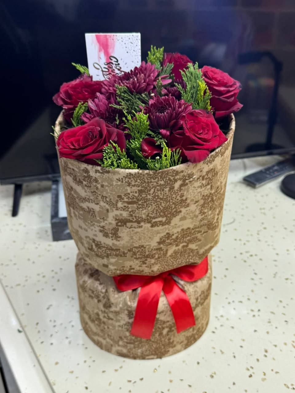 التميز بوسط منطقتنا.. تجربة تستحق الإشادة!

دائماً أحب أدعم المحلات في حي الإعلام والي متمييزين بشغلهم المرتب. 

اليوم حبيت أدليكم عن مكان قليل يعرفونه
 (روني للورد والهدايا - Roni Shop).

أكثر شي لفت نظري عدهم هو "اللمسة الفنية" بالتغليف.. الهدايا عدهم مو مجرد غلاف بل هي قطعة فنية. 
الورود الطبيعية عدهم دائماً فريش والبكجات الجاهزة توفر عليك هواي حيرة ووقت.

مكان يجمع بين الفخامة والأسعار المناسبة والتعامل الطيب. 

يستاهلون الزيارة والدعم.

📍 العنوان: حي الإعلام - شارع المستوصف - مقابل سنتر الاعلام - مجاور مطعم إيوان 

رقمهم / ***********

⏰ متواجدين لحد الساعة 12 ليلاً.

#حي_الاعلام #ورد #هدايا #هدية #هدايا #اعيادميلاد #تخرج
