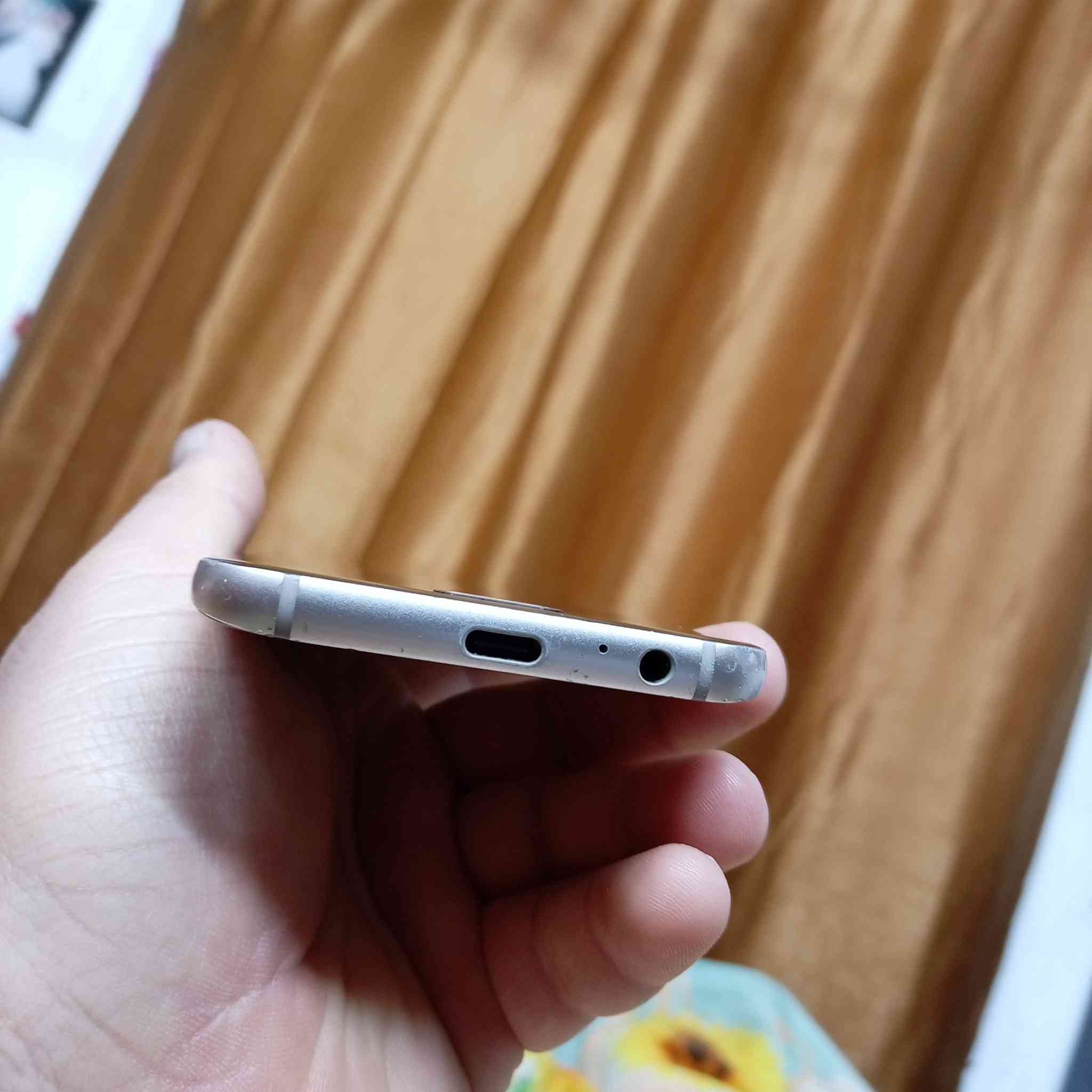 جهازA5 2017 جهاز نظيف بلادي ماداخل تصليح كله شغال بصمه ذاكرة32 بيه بس فطر بضهر الخلفي جهاز كلش حلو تايبسي شحن السريع سعر 50 مكان الأعظمية ***********
