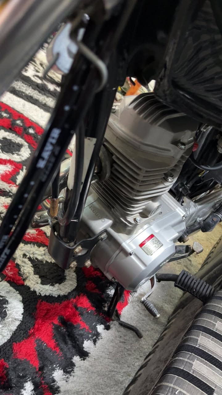 السلام عليكم
للبيع دراجه مال ايران 
كوير تلث قطع ملحه
نضيفه وكلها مطابقه مشي خير ﻣٰטּ الله
شراي خابرني ***********
