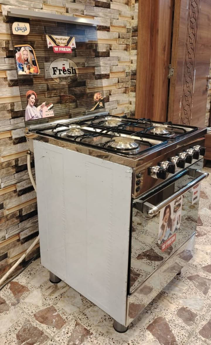 ❣️طباخ فرش مصري الأصلي للبيع❣️
أكبر حجم ب طباخات 4 عيون حجم 60×60.
 الطباخ نظيف كلششش وبعدها النايلون مالته بالصفاح ...واستعمال قليل هو والفرن والفديو والصور تحكم.
✅ كل الكهربائيات تشتغل الجداحات وضوه الفرن وماطور شوي الدجاج. 
✅️ وياه غراضه الاصليه كامله. صينية الفرن والشبجه مال الفرن وقاعدة الشوي. 
🔴 السعر 175 قفل 🔴. والسعر مابيه مجال .
صاحب الطباخ ابو علي
*********** بيه واتساب✅️

