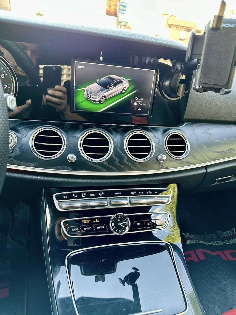 السلام عليكم ورحمة الله وبركاته .
من بعد اذن الاخوة القائمين على الصفحة 

مارسيديس إي ٢٥٠ / ٢٠١٧ للبيع رقم اربيل كلين تاتيل ، السيارة بحالة جديدة ، وارد الماني ضمان دولي  .

المواصفات

اولا :  ناقل حركة ١٠ نمر .

ثانيا : ايرباك عدد ثمانية .

ثالثا : انارة محيطية داخلية اكثر من ستين لون .

رابعا : انارة خارجية ذكية بعدسات زينون اربعة مليون بيكسل مع خاصة حماية السائق المقابل من الانارة المباشرة .

خامسا : مرايا جانبية قلابة قابلة للطي .

سادسا : دخول ذكي مع بصمتي تشغيل .

سابعا : جميع الكشنات تدفئة .

ثامنا : كشنات جلد لونين اسود واحمر .

تاسعا : ماوس .

عاشرا : توفر جميع انظمة القيادة الامنة .

حادي عشر : رادار ٣٦٠ درجة .

ثاني عشر : رادار مانع تصادم ٣٦٠ درجة .

ثالث عشر : انظمة قيادة ( ايكو ، كونفورت ، سبورت ، سبورت بلص ، مخصص ) 

رابع عشر : سلايد روف .

خامس عشر : فول تحكم استيرن ، استيرن فايبريشن 
ومواصفات اخرى كثيرة .

السيارة بيها  بارد بثلاث اماكن اصغر من قبضة اليد وتركت بدون تصليح حتى المشتري يتمكن من معرفة حجم الضرر .

السيارة متواجدة في مدينة اربيل 
السعر ٢٨٥٠٠ دولار
٢٨٥ ورقة ، وقابل للتفاوض .
السيارة بحالة جيدة جدا وجميع ملحقات شريكة مارسيدس موجودة ، الدوسات الاصلية ، عدة الاطفاء ، تسارع السيارة من صفر الى ١٠٠ كيلومتر باقل من خمس ثواني

للاتصال
***********
