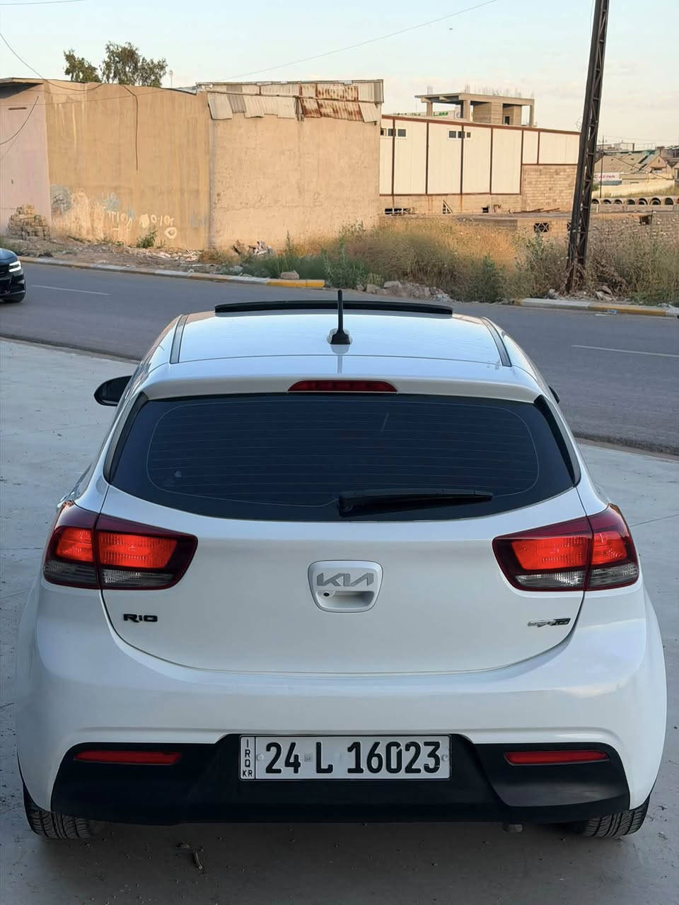 🔥كيا ريو 2023🔥
وارد كندي فوووول مواصفات 
رقم دهوك الجديد 
المحرك 1600 دوش 
اللون ابيض 
ماشية :38,000 
🔥المواصفات🔥
فتحة سقف 
لايتات ليد
كشنات تدفئة 
ستيرين تدفئة 
نظام سبورت 
شاشة كبيرة 
كامرة خلفية 
نظام كاربلي 
رادارات 360 درجة (نقاط عمياء) 
مثبت سرعة وتحديد مسار 
تحكمات ستيرين جهتين 
السيارة جاهزة وماتحتاج اي مصرف كلها شرط 
الضرر قبغ الصندوق فقط بدون دواخل وبدون ايرباك 
السعر 129 وبيها مجال
مكانها موصل حي الكندي
التواصل ***********
