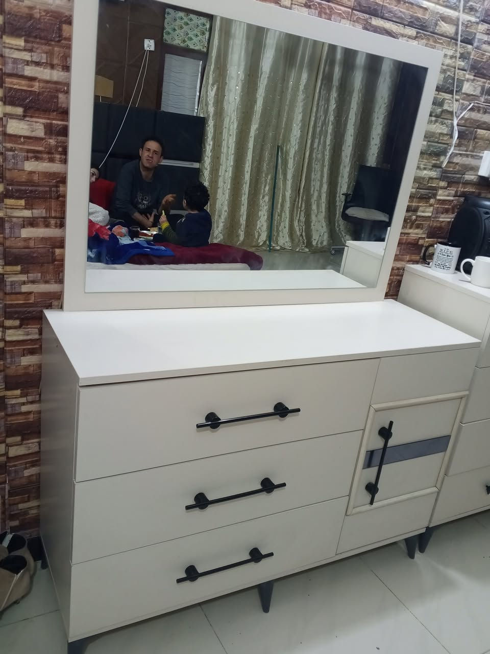 غرفة نوم تركية نظافتها 85% تسع قطع الكنتور 6 بيبان اخت الجديده
اريدها بـ 700 

والكرسي اريدا بـ 40 
والصوبة 40 
ودوشك الجرباية اريدا بـ 70 كلش خوش دوشك


**إذا كنت صاحب هذا الإعلان وتريد حذفه لأي سبب، رجاءا أرسل رسالة إلى الدعم الفني**