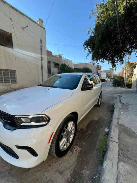 دودج دورانجو جي تي بريميوم 
الموديل: 2023 (خليجي)
العداد: 8500 كيلو متر 
المحرك: 3.6 لتر 6 سلندر
القوة الحصانية: 295 
عزم الدوران (نيوتن-م): 353 
ناقل الحركة: 8 سرعات اوتوماتيكي
الضمان 3 سنوات أو 60،000 كم (ايهما أولاً)
المواصفات:
*فتحة سقف كهربائية
*ويل الالمنيوم قياس 20 انج 
*صندوق كهربائي 
*شاشة لمس قياس 10.1 انج مع نظام ملاحة
*رادار تفاعلي مع خاصية التوقف والانطلاق
*حساسات امامية وخلفية
*كاميرا خلفية
*نقطة عمياء
بلاجكتور امامي 
*مانع تصادم خلفي
*تحذير الخروج من المسار
*مرآة تعتيم ذاتي
*مقاعد من الجلد الفاخر
*مقاعد امامية  كهربائية 
*مقاعد امامية مبردة ومدفئة
*مقاعد خلفية مدفئة
*مقعد السائق ذاكرة
*مكيف الهواء مع تحكم 3 مناطق 
*نظام ابل كار بلاى و اندرويد اوتو لاسلكي
*دخول ذكي (بصمة)
*نظام التشغيل عن بُعد
*مصابيح أمامية أوتوماتيكية مع مصابيح نهارية LED 
*المرايا الخارجية ذاكرة
*مرايا خارجية مدفئة
*فتحات اكزوز مزدوجة
*وسائد هوائية أمامية و وسائد هوائية جانبية و خلفية.
للاستفسار 
موجود واتساب على الرقم 
***********
