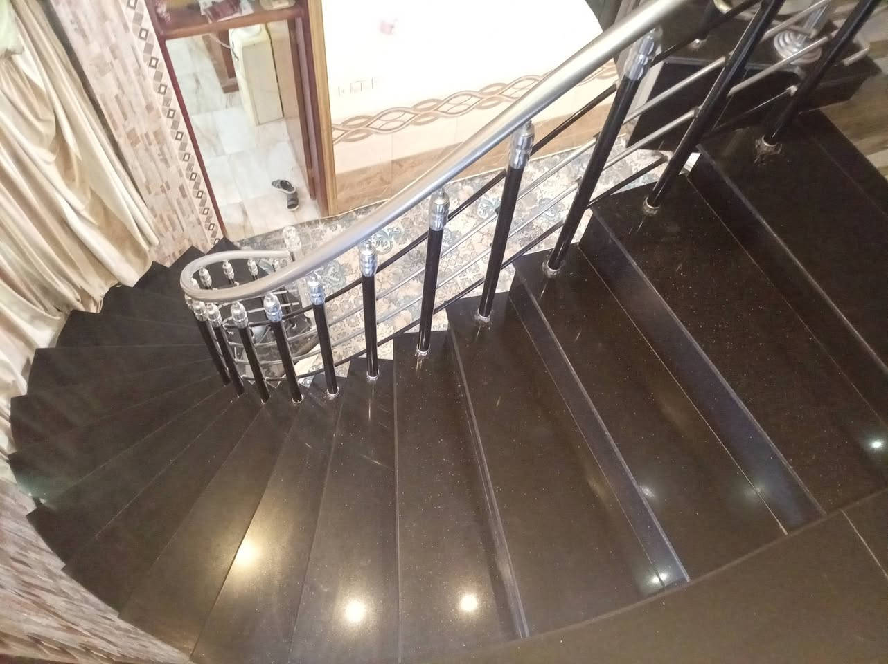 السلام عليكم
ع بركه الله 
بيت طابو صرف موقع حي اور الثانيه بيت ركن مساحه 137 م 
طابقين كونكريت مسلح
طابق لأول غرفتين وصاله ومطبخ
الطابق الثاني غرفتين ومطبخ
براني ٦متار حلو ومرتب
السعر خاص او لاتصال ***********
