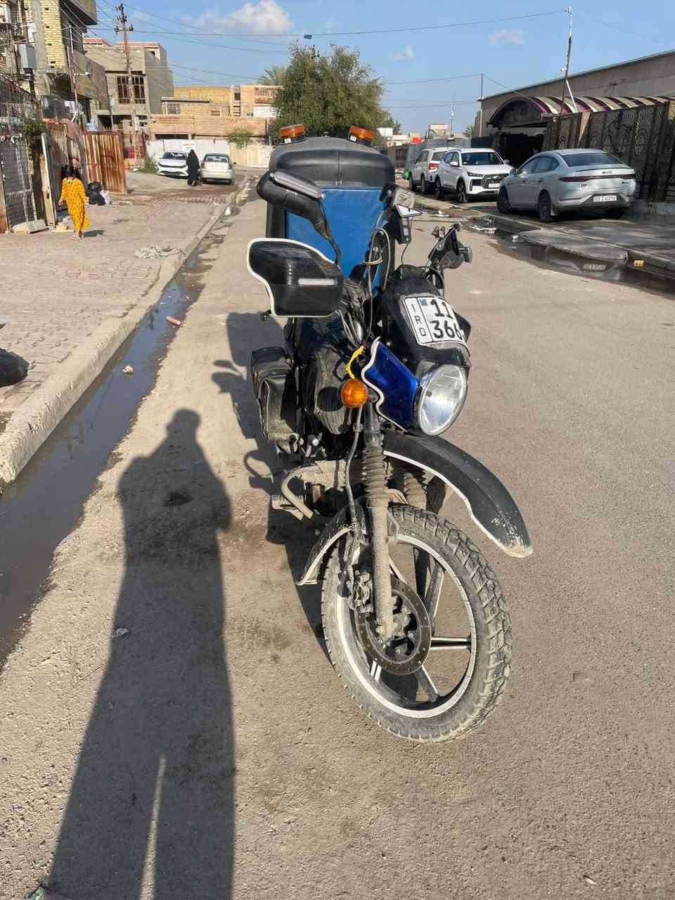 سلام عليكم بوكسر مديل 23 الدراجه خير من الله مكينه حلوه وناعمه  اكفل تنقيص وتبخير وتحويل الدراجه كلشي بيهه ينباع وياهه بس صندوك مو وياهه بيهه لايت زنون وبيهه بلاجكترات اضافيه وبيهه نشره خلفيه وبيهه عيون اماميه وبيهه هورن طوط وبيهه جنط صفاحيات مذل ما موضح بل صوره الدراجه ناقصهه بس غسل ما غسلتهه بسبب المطر مرقمه بغداد الدراجه سعرهه 2400 مليونين و400 وبيهه مجال وهاذ رقم *********** الصندوك مو وياهه
