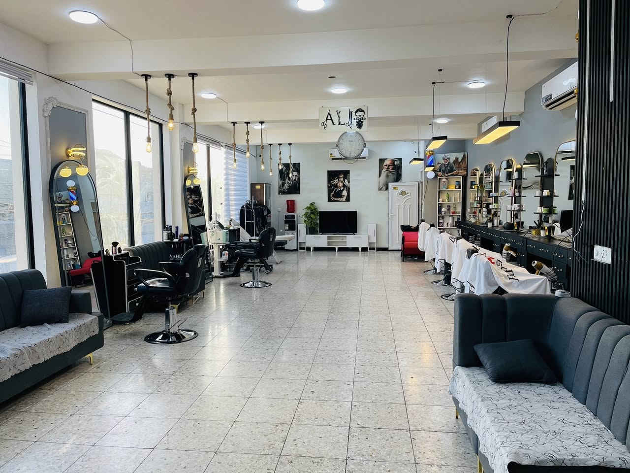 السلام عليكم شباب مركز.A✂️Hللعنايه بلرجال المركز سبع كراسي مساحه المركز نفهه واسعه شارع تجاري المركزي بحاجه الى حلاقي ولمركز مركزكم وحياكم الله اخوتي للتواصل وتساب .***********المكان بغداد الغزالية شارع 20الهياكل
