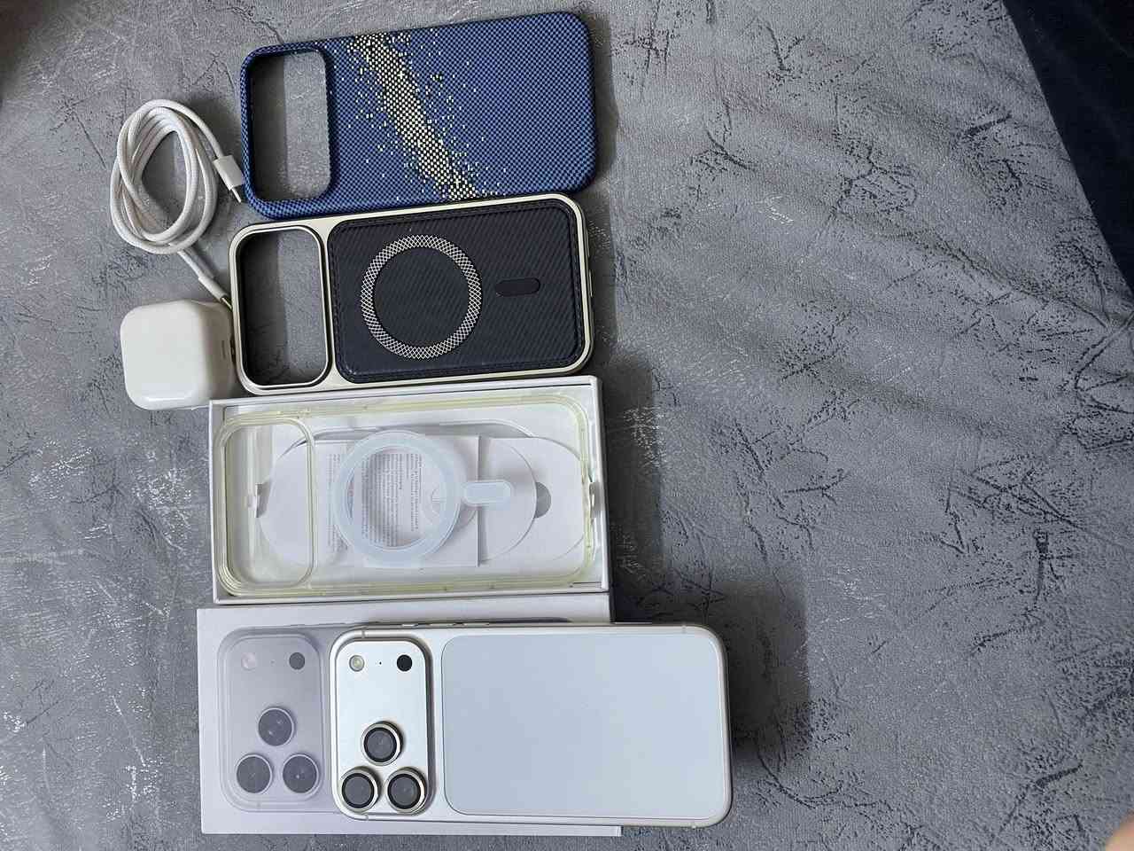 ايفواً 17  برو ماكـس أماراتي استعمال سبوعين فقـط 
السعر 200 الف وبي مجال بسـيط 🔥
ذاكرة 512 
بطارية 100 🔋 
كله شغال جديدة 
العنوان اربيل 
رقم التواصل ***********
