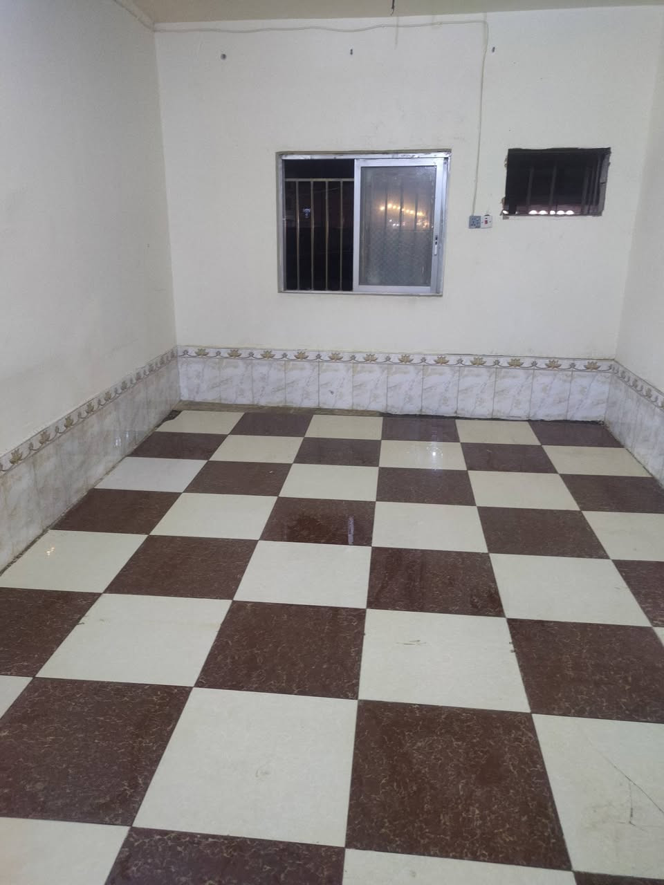 سلام عليكم
شقه للايجار 
تتكون من غرفتين ومطبخ مع جميع ملحقاته 
من كيزر وتانكي وماطور ومولد 
* غرفه 6*4
*غرفه 5*4
*مطبخ 6*4
العنوان/ناصريه / حي الشهداء شارع الخدمي قرب صيدليه البسمله 
الاستفسار/***********
