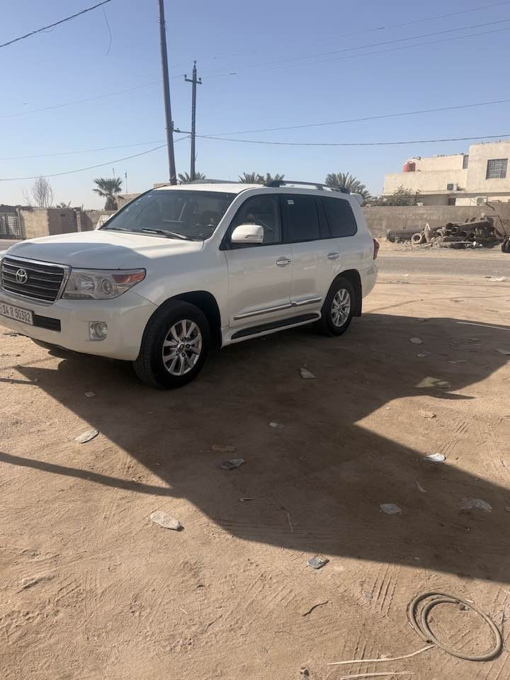 السلام عليكم لندكروز موديل 2014 كاز رقم بصره بسمي  السعر 270 رقم الهاتف ***********. مكان السياره البصره
