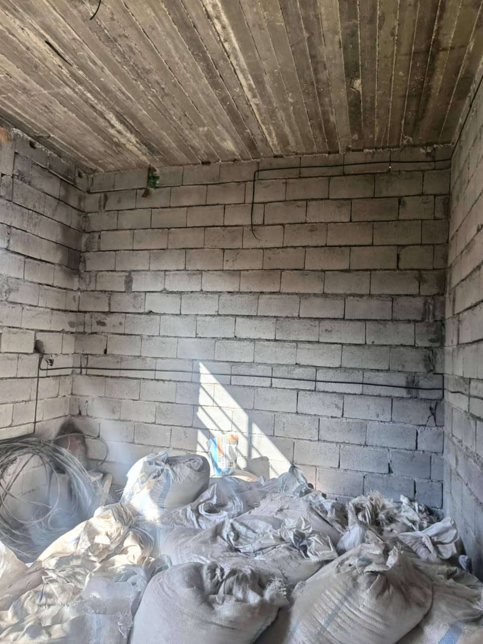 مشتمل اللبيع موقع كلش مميز
الجمعية الثالثه حي الحسين 
مساحة 100متر زراعي تحويل مباشر 
بسعر مناسب خدمة ماء كهرباء شارع مبلط
سند 25 للاستفسار اتصال على رقم ***********
