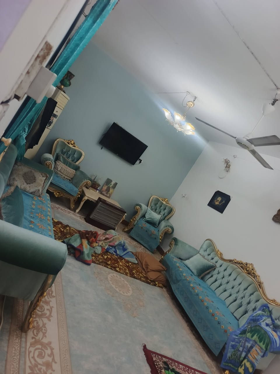 ياالله
سلام عليكم
البيت البيع طابو صرف 
مساحه ((240)) متر البيت مسلك
عرض مسلك مترين 
يحتوي البيت على استقبال وصاله
وغرفتين نوم وصحيات داخليه وصحيات خارجيه البيت عكاده ونظيف 
القطاع ((30)) خلف إفران سيد مصطفئ
استفسار اتصل 
((***********)) ((***********)) اخوكم أبو عراق...
