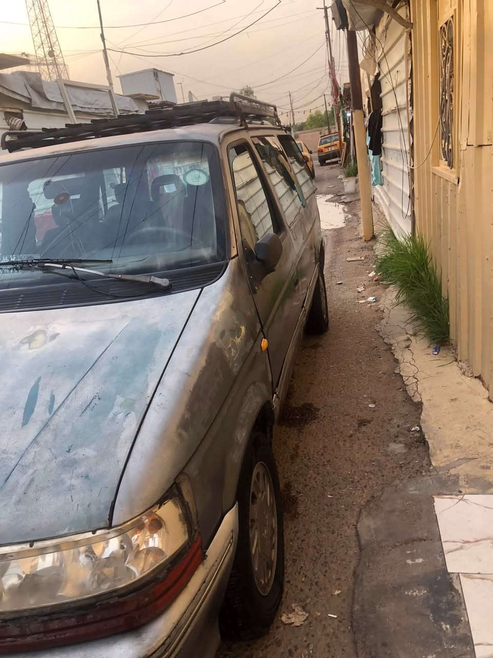 السلام عليكم دوج سبعه راكب وارد امريكي تبخر شي قليل ومساگيها بل دهن سياره متروكه الكهربائيات مالتها كلها نضيفه 
السعر 25 وبيها مجال 
مكانها بغداد الشعب 
رقم التليفون ***********
