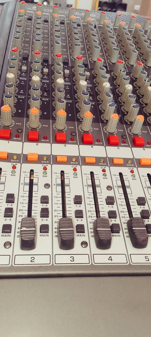 السلام عليكم
جهاز بهرنكر الماني 1600 اصلي اخرس 
استعمال قليل شغال 100/100
سعر 400
مكاني حلة 
***********
توصيل كافة المحافضات
