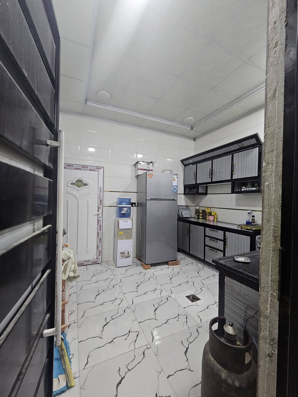 🏡🔥 #دار_للبيع_في_يارمجة_الشرقية_الرابعة 🔥🏡
📍 موقع مميز جداً 
✅ مقابل أراضي الصحفيين
✅ قريب من شارع كركوك الرئيسي 
✅ شارع 20 متر 🌅 اتجاه شروق
🏠 مواصفات الدار: 📐 المساحة: 110 م² 📏 الواجهة: 8 متر 🏡 البناء: طابق واحد
🔹 يتكون من: 🛋️ استقبال 🏠 هول 🍽️ مطبخ 🛏️ غرفة نوم (4×4) 🌿 صحيات داخلية 🌳 صحيات خارجية
🏠 التشطيبات: ✨ أرضيات بورسلين ✨ سقوف ثانوية حديثة
📝 شرط التحويل (المكاتبة مع الشرعي)
📍 للاستفسار : 🏢 مكتب التقوى للعقار 
📍 موقع المكتب مقابل جامع البيت العتيق
☎️ *********** ☎️ ***********
📱 متوفر اتصال وواتساب وفايبر
🌹 تابع صفحة مكتب التقوى للعقار ليصلك كل جديد من العروض العقارية المميزة أولاً بأول.
