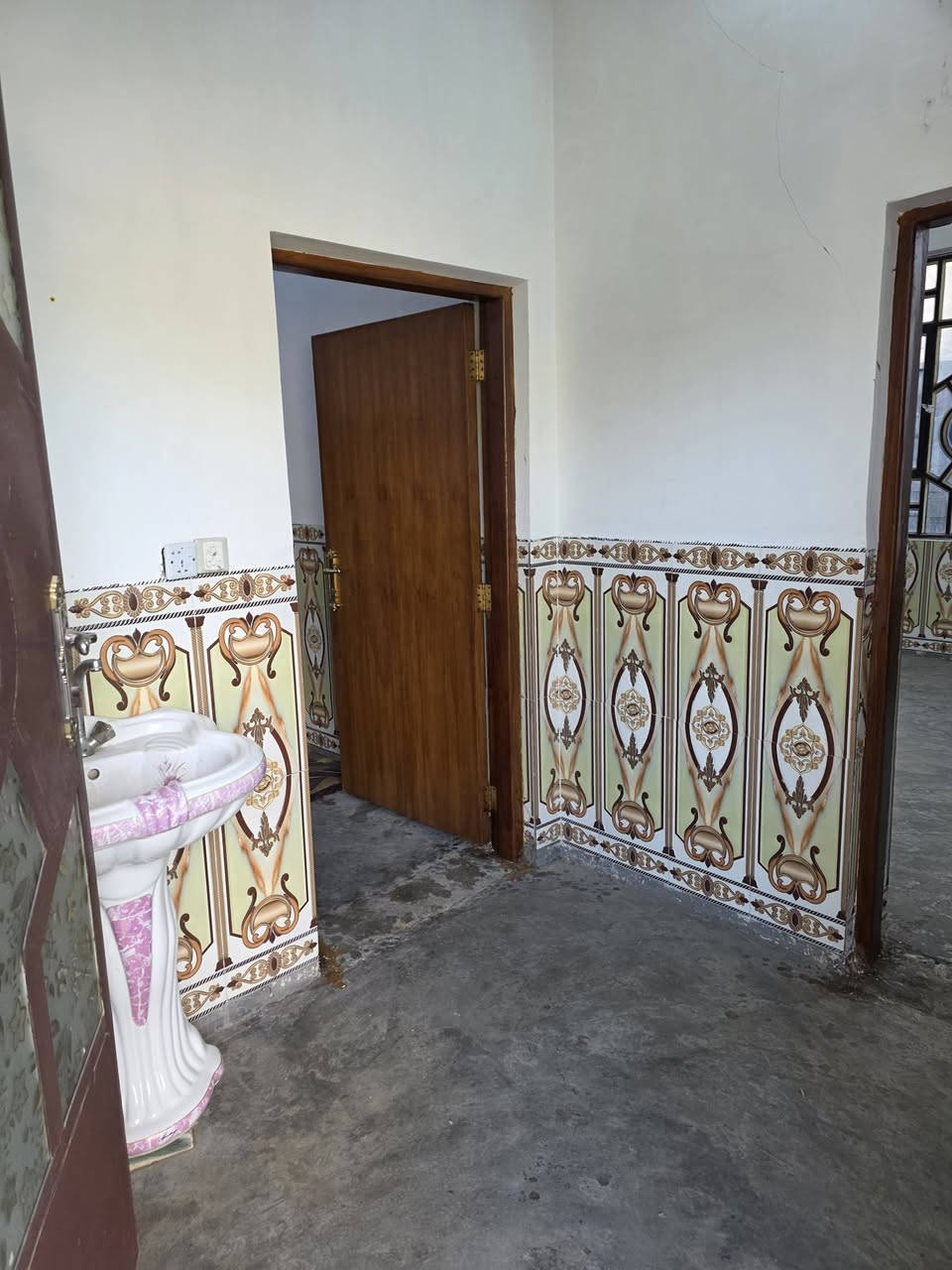 السلام عليكم ورحمة الله وبركاته🫱🏽‍🫲🏻
مُتابعينه الكرام 
عرض رهيب💯
دار للبيع🏠 عقد زراعي المساحة 750م
يحتوي الدار🏠 على صاله 9×5 ثلاث غرف منام 4.5×5 وحولي كبير وحمام ومطبخ وصحيات(داخليه وخارجيه) 
حدائق كبيره امام البيت وجانبيه⛲
🔹الموقع مُمَيز جداً💯 
العنوان: بغداد/تاجي/زمله حَمدي 
(قُرب شارع الرئيسي للزمله) 
للاستفسار الاتصال على الارقام الاتيه 📞📞📞
كورك: ***********واتساب
اسيا: ***********
مَكتب ديرتنا للعقار 🏢
