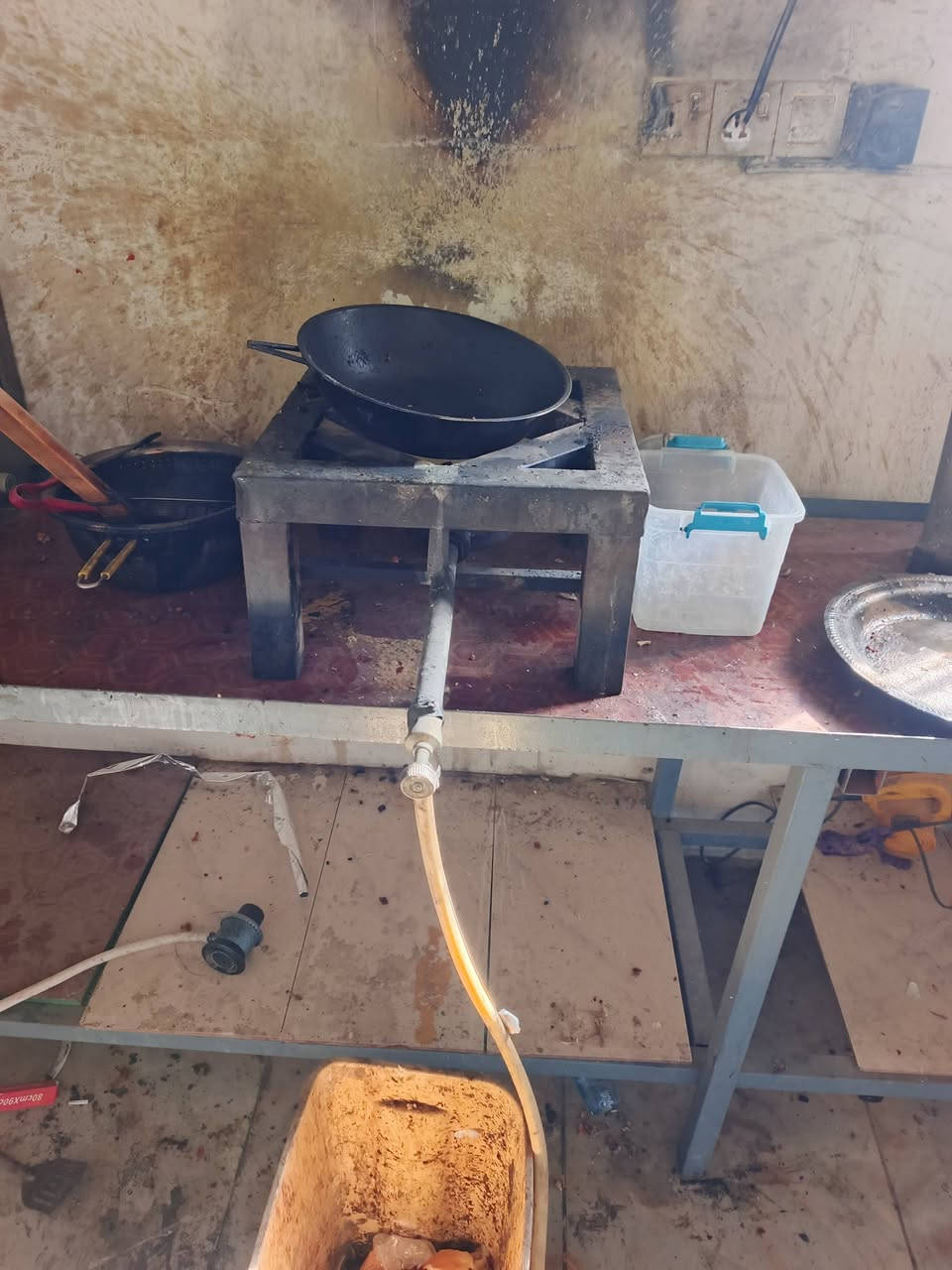 السلام عليكم غراض للبيع 
تخم جلد ٦٠ مقعد
سنكي دبل مرمر  ثلاث متر وارتفاع متر  
سبالت ثنين طن عامودي ستعامل موسم واحد عدد ثنين
مبرادات حجم ٥٠  استعمال موسم واحد عدد ثنين 
مبرده عملاقه عدد واحد عاطله شاشه فقط 
ميوزه طعام عدد عشره MDF دائري عرضه متر 
مجمده عدد واحد  ستعمال موسم واحد 
ميوزه حديد عدد تلاثه عرض ٦٠ سنتمتر وطول اربعه متر 
منضومه كامرات عدد ثمانيه درجه أولى تصوير ليلي نهاري 
بلازمه عدد واحد حجم ٣٢
سستم صوت دبل سماعه 
منضومه قنوات مشفره
منضومه انترنت درجه اولى 
(وهواي نواعم ما ذاكرهن) 
اليحب ياخذهن شلع يخابرني ويدلل 
طباخات عدد ثنين 
قلايه همبركر كبير 
كابسه همبركر  
قنينه غاز 

تواصل  ***********   مكاني بابل العلوية شريفه بنت الحسن
